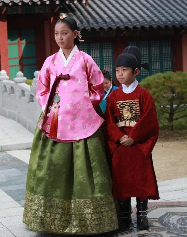 看看日韩两国的服饰，有没有发现都是中国古代唐朝的影子？