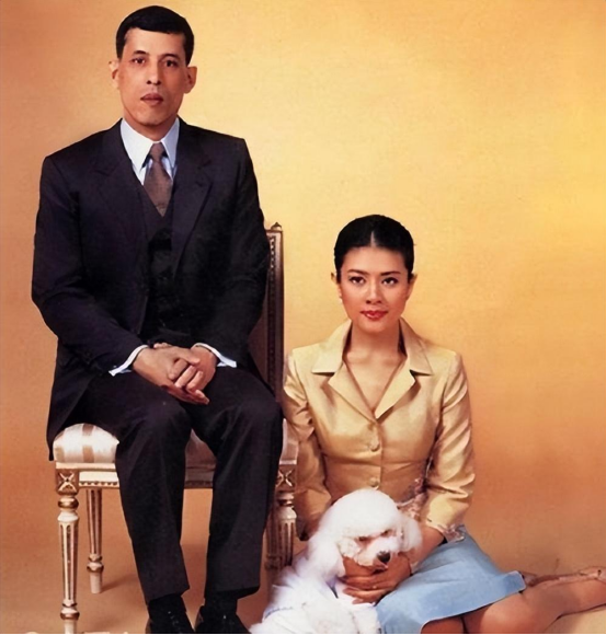 2014年泰国王妃被曝丑闻：脱光衣服趴地上给狗喂食，多人围观录像