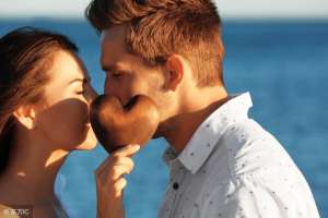 湿吻是什么(和女朋友亲吻该怎么吻，这几点教你成为恋爱达人)