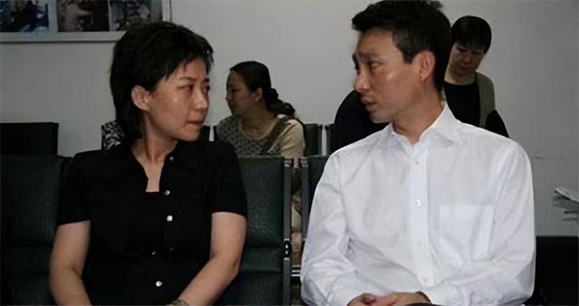 08年，贺红梅直播补妆引争议，与师弟康辉传绯闻，今55岁感情成谜
