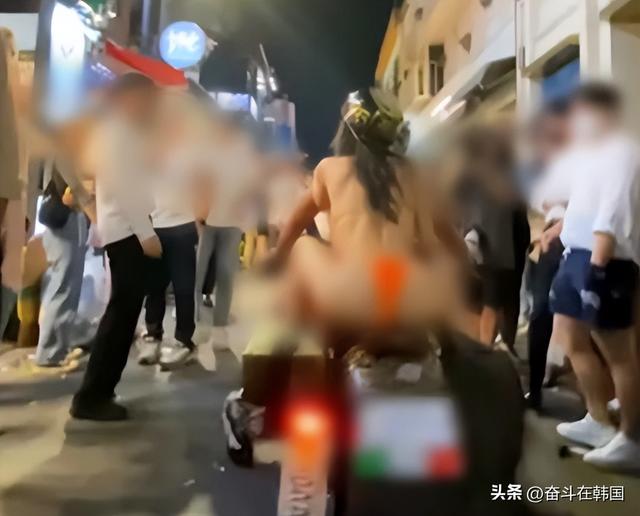 韩国女网红坦胸露乳在印度街头热舞！网友：要钱不要命啊